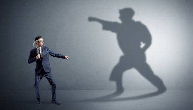 Karate adam kendi gölgesinden ile karşı karşıya