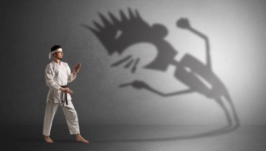Karate adam büyük bir korku gölge ile mücadele