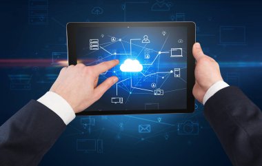Tablet bulut office konseptiyle ilk kişi görünümü
