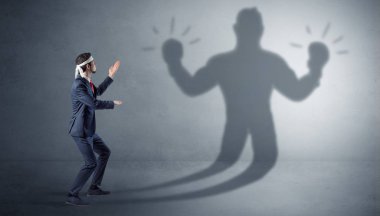 İş adamı silahsız gölgesini ile mücadele