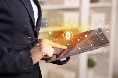 İş kadını tablet bulut bağlantı kavramı ile kullanma