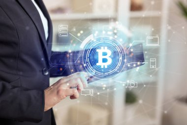İş kadını ev ofis ruh bitcoin bağlantı ağ kavramı ile tablet kullanma