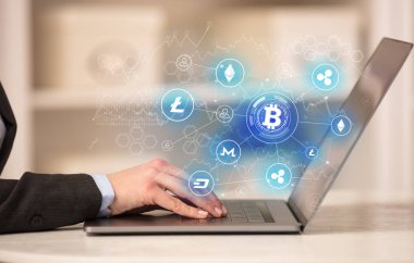 Bitcoin bağlantı ağı ve online kavramı ile dizüstü bilgisayar üzerinde çalışan iş kadın