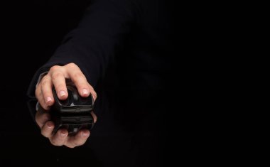 Koyu arka plan üzerinde fare kullanarak ele