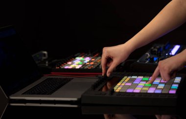 Karıştırma müzik MIDI denetleyicisi üzerindeki el