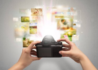 El yaşam olayları digital fotoğraf makinesi ile yakalar.