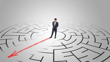 İşadamı labirent aracılığıyla gidiş