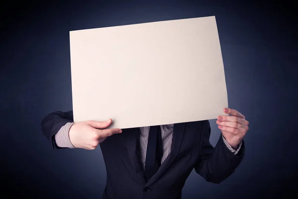Biznesmen trzymający pusty papier — Zdjęcie stockowe