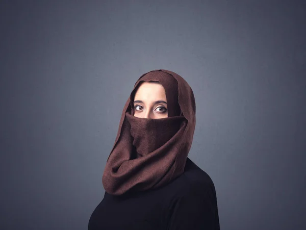 Muslimsk kvinna som bär niqab — Stockfoto