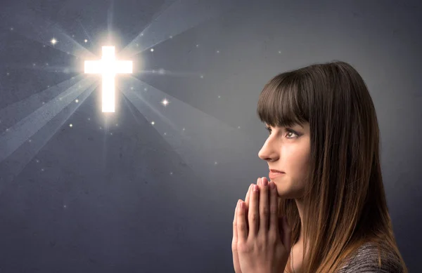 Młoda dziewczyna modląc się koncepcja — Zdjęcie stockowe