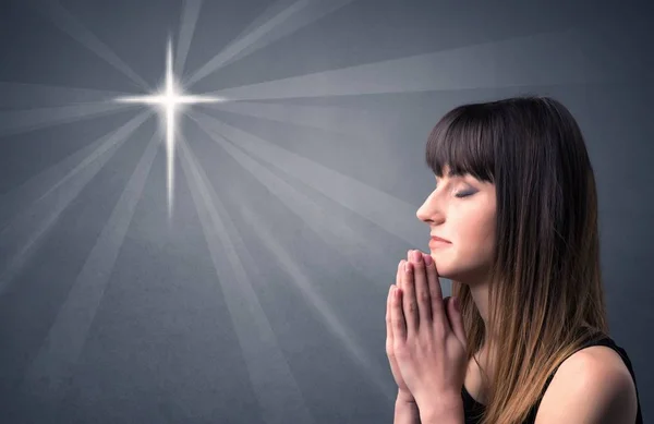 Νεαρό κορίτσι προσεύχεται έννοια — Φωτογραφία Αρχείου