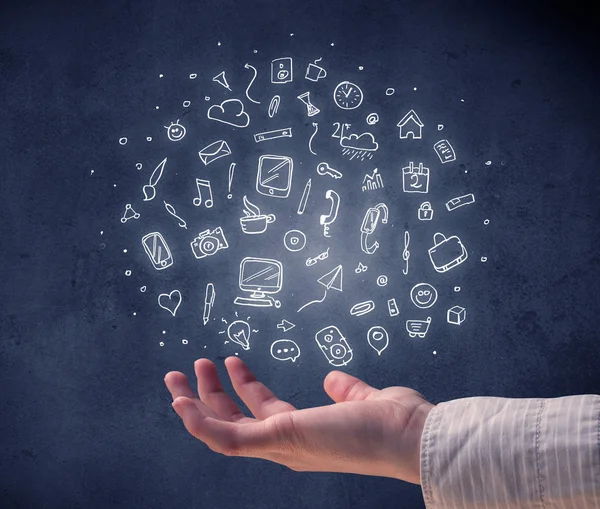 Karışık çizimler tutan el