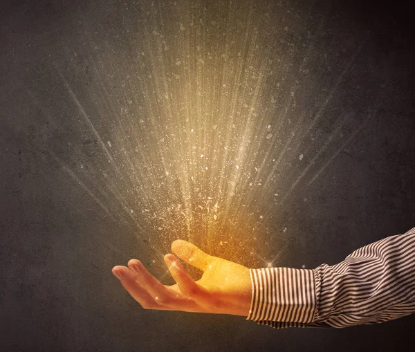 El tutma sarı ışık