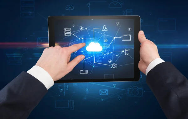Vista en primera persona de la tableta con concepto de oficina en la nube —  Fotos de Stock