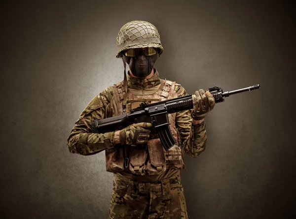 Soldat agent i ett mörkt utrymme med armar — Stockfoto