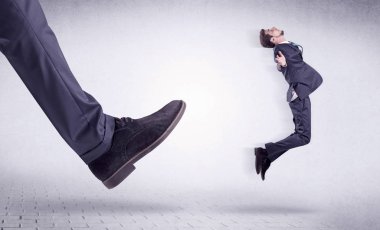 Genç bir işçi tarafından Koca ayak evden attı