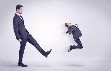 Büyük adam küçük kendisini kovuyor