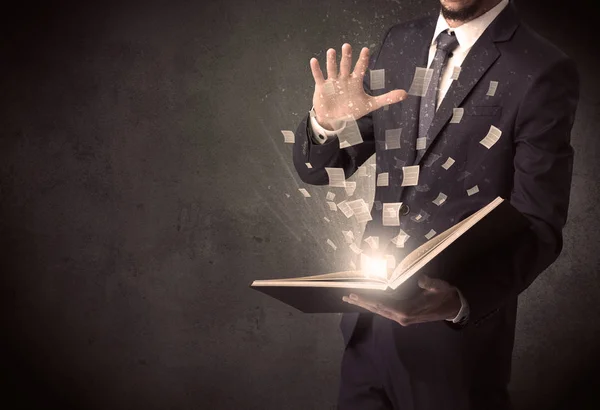 Hombre leyendo libro. — Foto de Stock