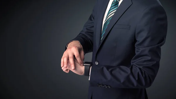 Ο άνθρωπος στο κοστούμι φοράει smartwatch. — Φωτογραφία Αρχείου