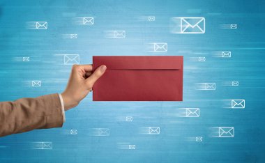 Zarf mesaj sembolleri tutan el