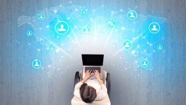 Sandalyede oturan kadın ile sosyal medya kavramı