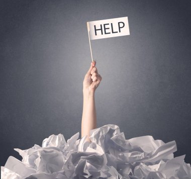 Kadın el yardım işareti tutarak