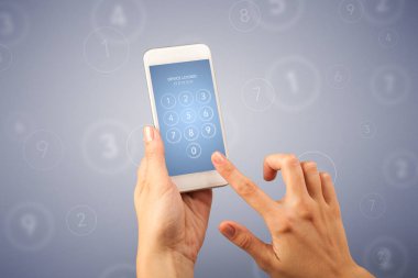 Akıllı telefon tutan bir kadın.