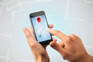 Akıllı telefon tutan bir kadın.