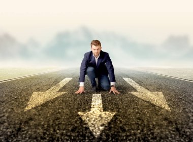 Hazır konumda diz çökmüş işadamı