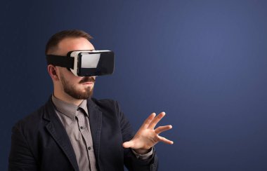 İşadamı ile sanal gerçeklik koruyucu gözlük