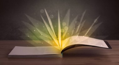 Kitap üzerinde sarı ışık 