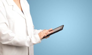 kadın doktor tablet ile