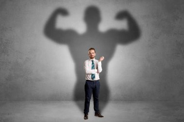 Arkasından kas gölge ile işadamı