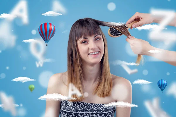 Mujer joven en peluquería con el tema del globo aerostático — Foto de Stock