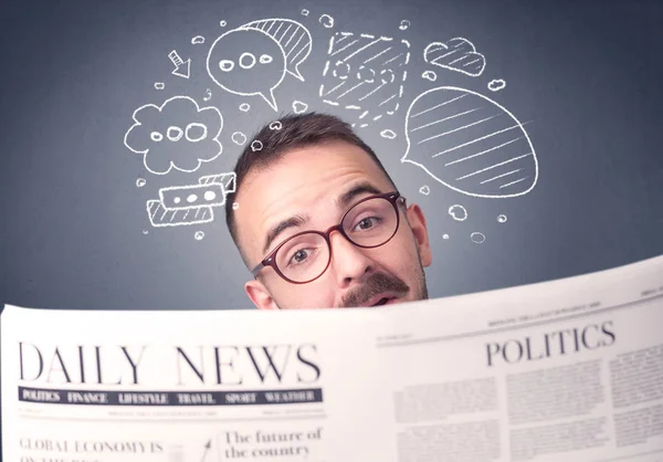 Empresario leyendo periódico — Foto de Stock