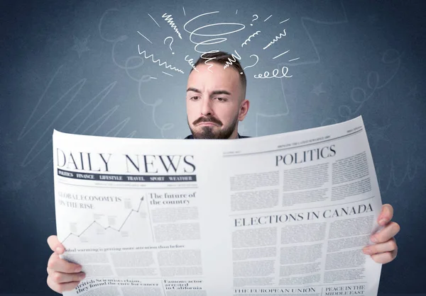 Empresário lendo jornal — Fotografia de Stock