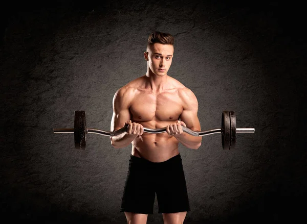 Sexy levantador de pesas chico mostrando músculos — Foto de Stock
