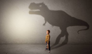 Sevimli çocuk arkasında dinazorların gölge