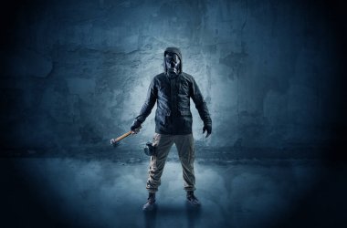 Tehlike adamın önünde bir ufalanan duvar