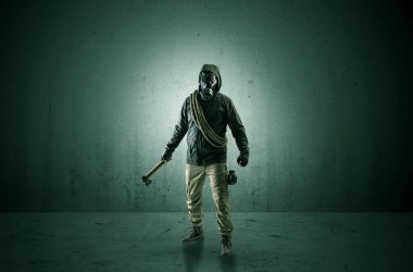 Ajan silah ile karanlık bir alanda