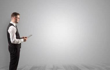 Boş bir alanda ayakta işadamı