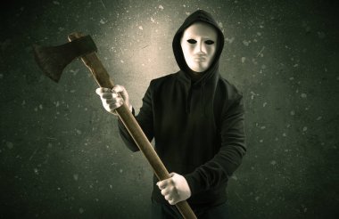 Boş bir karanlık odada silahlı kötü adam