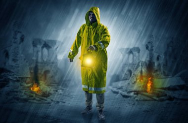 Adam felaket mahallinde parlayan bir fener ile