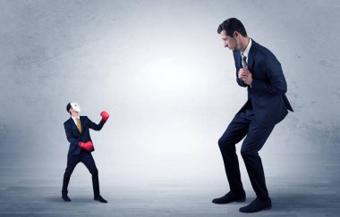 Küçük maskeli işadamı için yalvarıyor işadamı