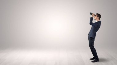 Adam bir boşluk kavramı dört gözle