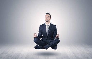 İşadamı bir boşluk kavramı içinde meditasyon