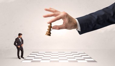 Büyük el kavramı ile satranç oynarken küçük iş adamı