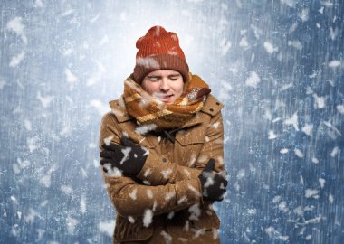 Yakışıklı çocuk kar fırtınası kavramı titreme