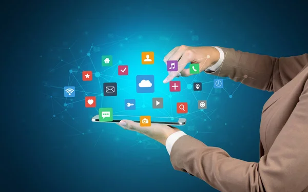 Ruce drží tablet a aplikací ikony — Stock fotografie