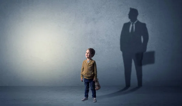 Niño con sombra de hombre de negocios —  Fotos de Stock
